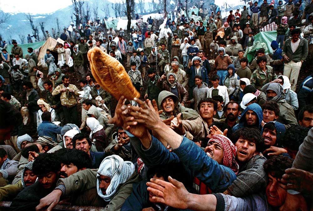 یه‌كێك له‌ وێنه‌ ناوداره‌كانی یانیس به‌هراكیس له‌ كاتی كۆڕه‌وه‌ ملیۆنییه‌كه‌ی گه‌لی كورد له‌ ساڵی 1991